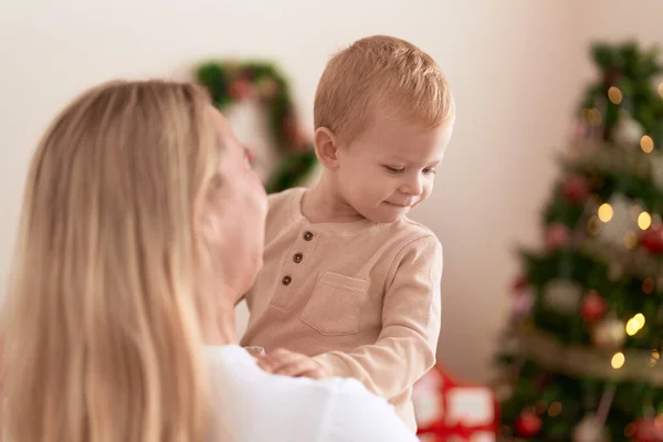 Kadın Bebek Gülümsüyor Kendine Güveni Tam Noel Ağacının Yanında Duruyor — Stok fotoğraf