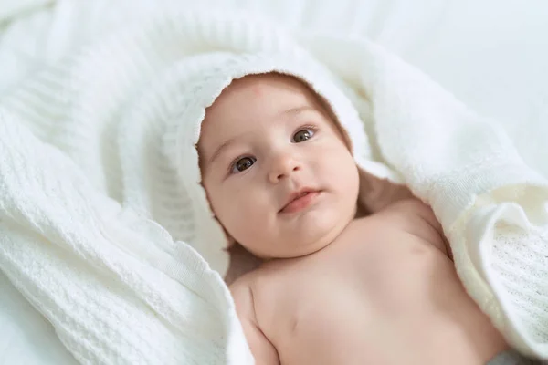 Sevimli Bebek Yatak Odasında Battaniyeyle Yatağa Uzanıyor — Stok fotoğraf