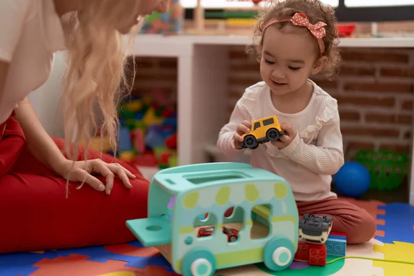 Вчитель Малюк Грають Машинами Іграшка Сидить Підлозі Дитячому Саду — стокове фото