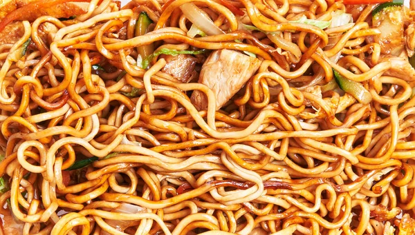  Tavuk ve sebze soslu lezzetli Tayland eriştesi.