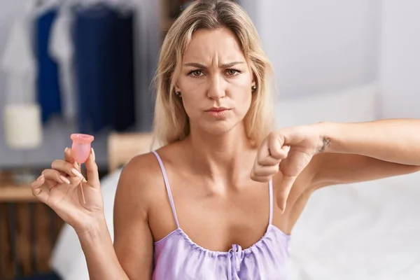 Junge Blonde Frau Mit Menstruationstasse Und Wütendem Gesicht Negatives Zeichen — Stockfoto