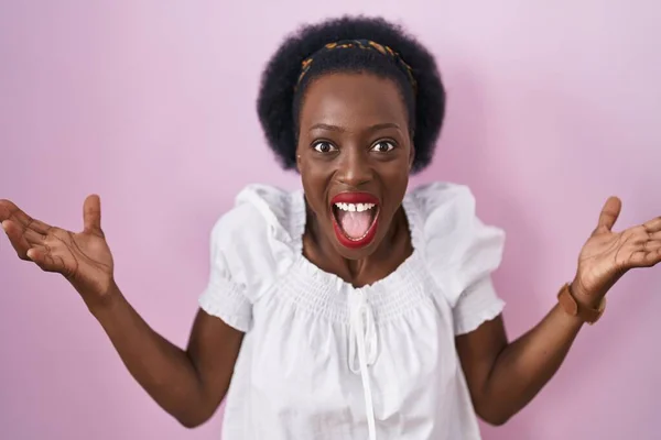 Afrikaanse Vrouw Met Krullend Haar Staan Roze Achtergrond Vieren Gek — Stockfoto