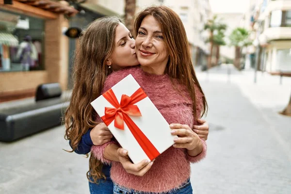 Мати Дочка Обіймають Один Одного Цілуються Тримаючи Подарунок День Народження — стокове фото