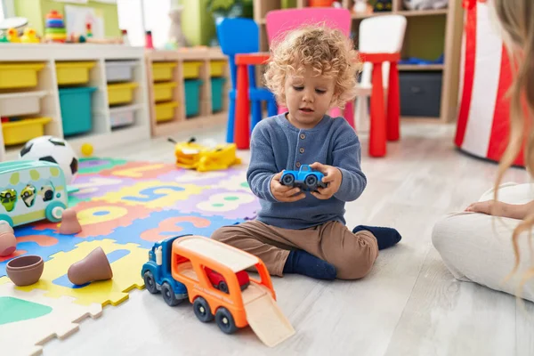 Liebenswertes Blondes Kleinkind Spielt Kindergarten Mit Auto Spielzeug Auf Dem — Stockfoto