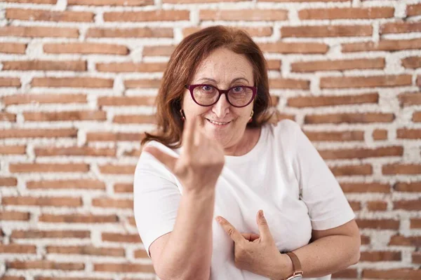 Senior Woman Glasses Standing Bricks Wall Beckoning Come Here Gesture — Fotografia de Stock