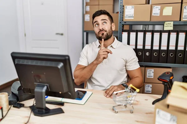 Handsome Hispanic Man Working Small Business Commerce Thinking Concentrated Doubt — Stockfoto