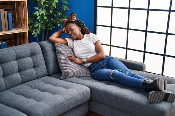 African American Woman Lying Sofa Sleeping Home — Foto de Stock