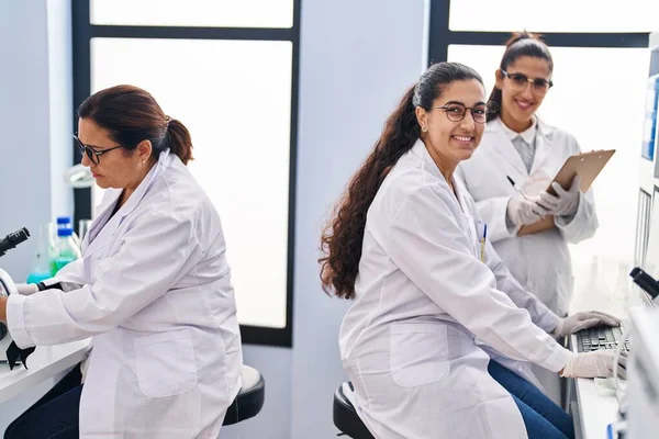 Τρεις Γυναίκες Επιστήμονες Που Κρατούν Δείγμα Γράφουν Στον Κατάλογο Ελέγχου — Φωτογραφία Αρχείου