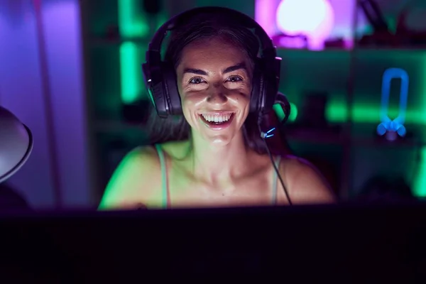 Young Beautiful Hispanic Woman Streamer Playing Video Game Using Computer — Foto de Stock