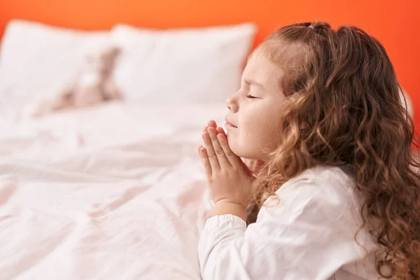 Чарівна Блондинка Малюк Молиться Сидячи Підлозі Спальні — стокове фото