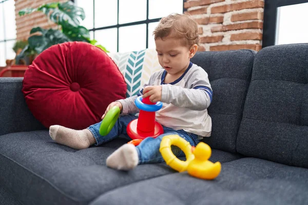 Adorable Kaukaski Chłopiec Bawi Się Obręcze Zabawka Siedzi Kanapie Domu — Zdjęcie stockowe