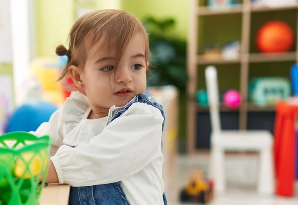 Liebenswertes Blondes Kleinkind Spielt Mit Spielküche Kindergarten — Stockfoto