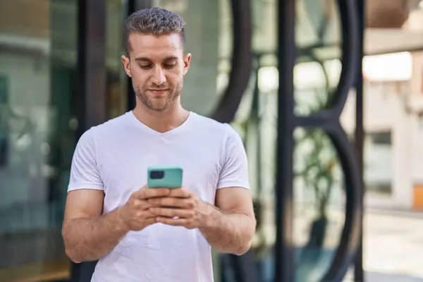 Young Caucasian Man Using Smartphone Relaxed Expression Street — Stock Photo, Image