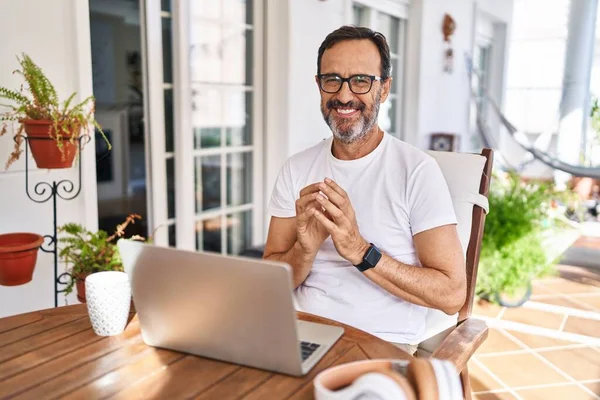 家の手でコンピュータのラップトップを一緒に使用している中年の男性と指はリラックスして陽気な笑顔を越えました 成功と楽観は — ストック写真