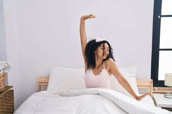 年轻的惊慌失措的女人醒来后伸出手躺在卧室里 — 图库照片