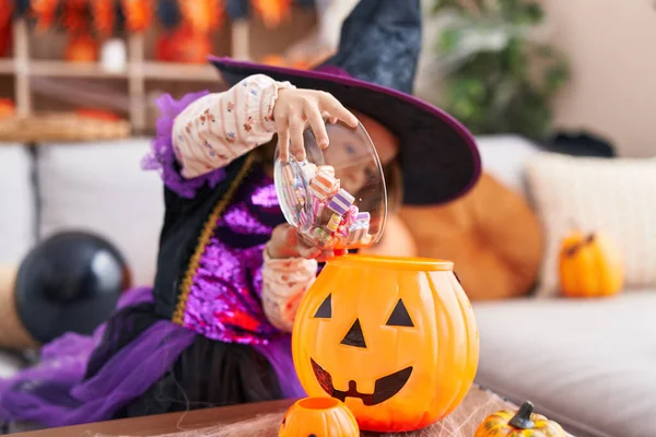 Adorável Menina Hispânica Tendo Festa Halloween Colocando Doces Cesta Abóbora — Fotografia de Stock