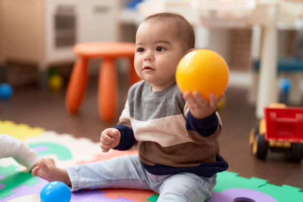 Liebenswertes Chinesisches Kleinkind Spielt Kindergarten Mit Ball Auf Dem Boden — Stockfoto