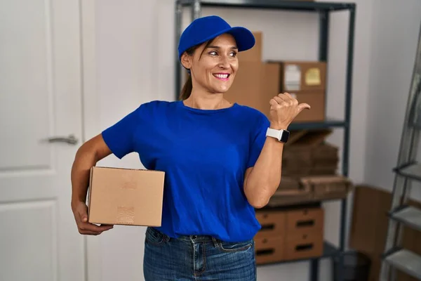 Middle Age Brunette Woman Working Wearing Delivery Uniform Cap Smiling — Stok fotoğraf