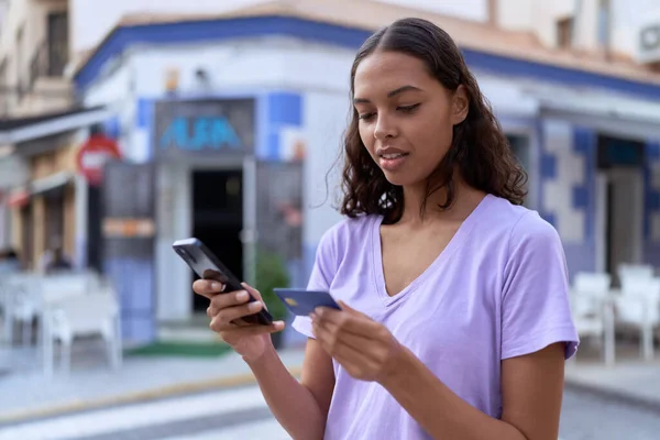 Mladý Africký Američan Žena Pomocí Smartphone Kreditní Karty Kavárně Terasa — Stock fotografie