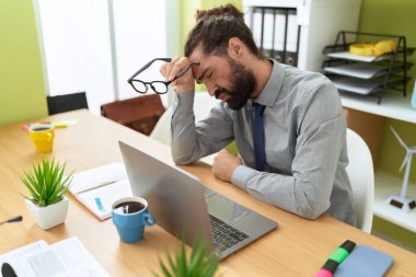 Genç İspanyol iş adamı ofiste dizüstü bilgisayar kullandığını vurguladı.