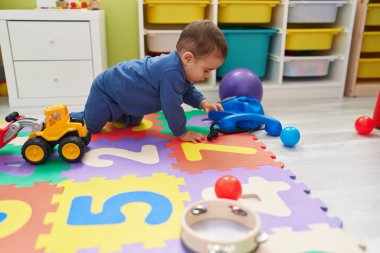 Sevimli İspanyol bebek evde yerde sürünüyor.