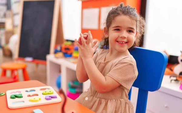 Adorable Hispanic Girl Playing Maths Puzzle Game Clapping Hands Kindergarten — Stockfoto