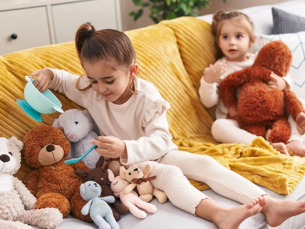 Zwei Kinder Spielen Mit Puppen Die Zuhause Auf Dem Sofa — Stockfoto