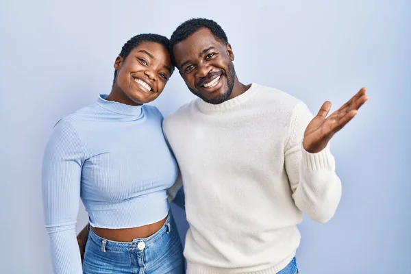 Jong Afrikaans Amerikaans Paar Staan Blauwe Achtergrond Glimlachend Vrolijke Presenteren — Stockfoto