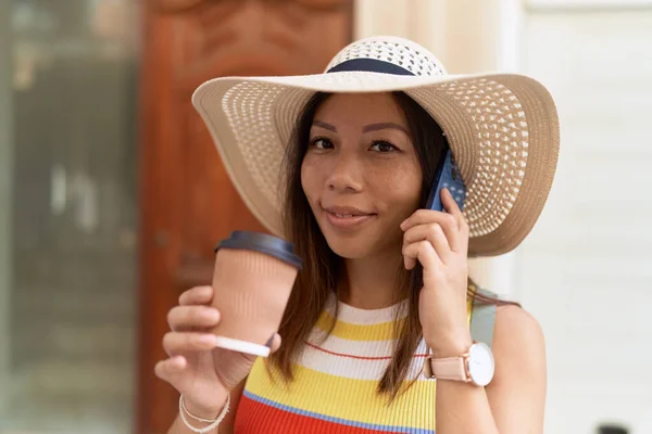 Young Asian Woman Tourist Talking Smartphone Drinking Coffee Street — ストック写真