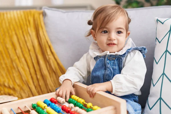 Liebenswertes Blondes Kleinkind Spielt Mit Abakus Auf Sofa Hause — Stockfoto