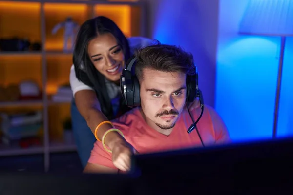 男男女女在游戏室用电脑玩电子游戏 — 图库照片