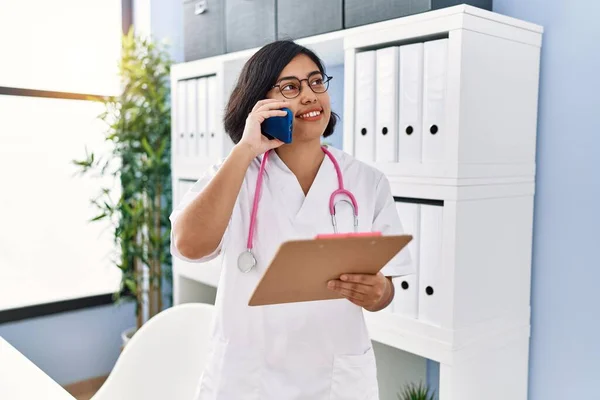 Young Latin Woman Wearing Doctor Uniform Talking Smartphone Clinic — Stock Photo, Image