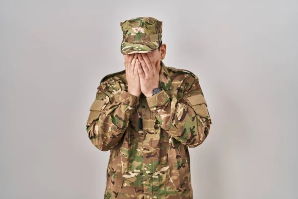 Jovem Árabe Vestindo Uniforme Exército Camuflagem Com Expressão Triste Cobrindo — Fotografia de Stock