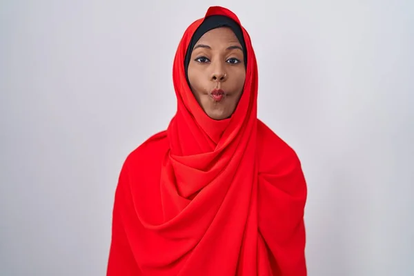Młoda Arabska Kobieta Tradycyjnym Islamskim Szaliku Robi Rybią Twarz Wargami — Zdjęcie stockowe