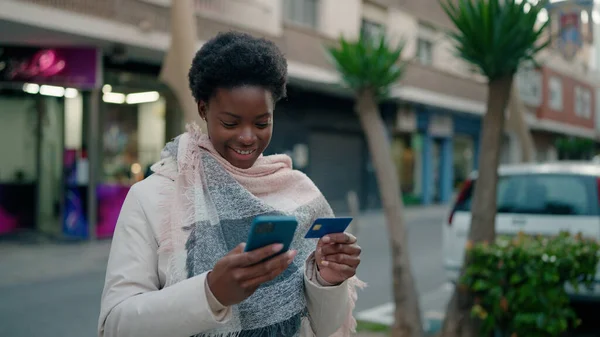 Genç Afrikalı Amerikalı Kadın Akıllı Telefon Kredi Kartı Kullanıyor — Stok fotoğraf