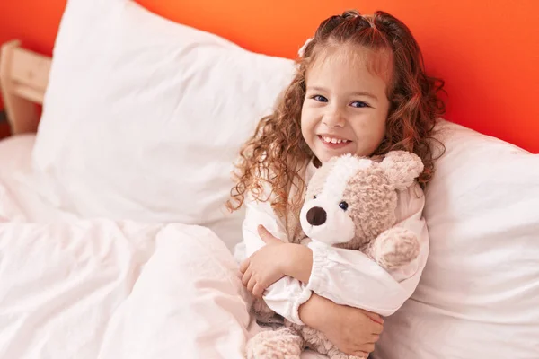 Liebenswertes Blondes Kleinkind Umarmt Teddybär Der Schlafzimmer Auf Dem Bett — Stockfoto