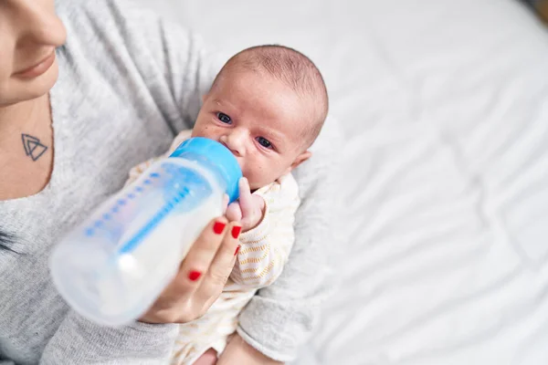 Adorable Caucasian Baby Mother Arms Sucking Feeding Bottle Bedroom —  Fotos de Stock