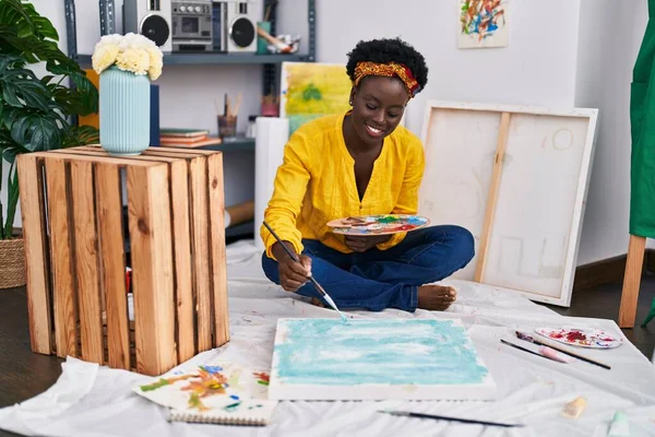 Jovem Afro Americana Artista Sorrindo Desenho Confiante Estúdio Arte — Fotografia de Stock