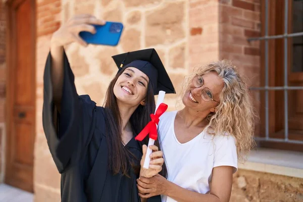 Kadın Anne Mezun Kız Kampüs Üniversitesinde Akıllı Telefondan Selfie Çekiyorlar — Stok fotoğraf