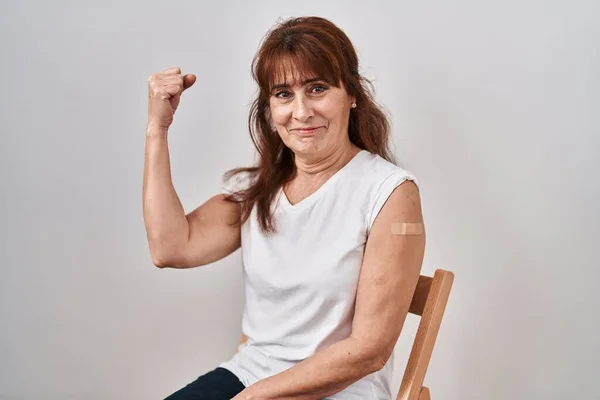 Hispanische Frau Mittleren Alters Bekommt Impfung Zeigt Arm Mit Band — Stockfoto
