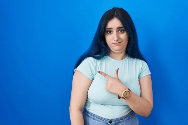 Young Modern Girl Blue Hair Standing Blue Background Pointing Aside — Foto de Stock