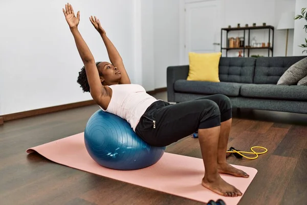 African American Woman Training Abs Exercise Using Fit Ball Home — Stock Photo, Image