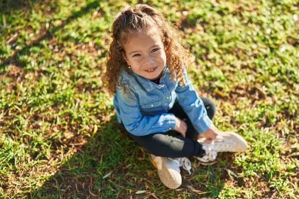 Sevimli Sarışın Çocuk Parkta Oturmuş Kendinden Emin Gülümsüyor — Stok fotoğraf