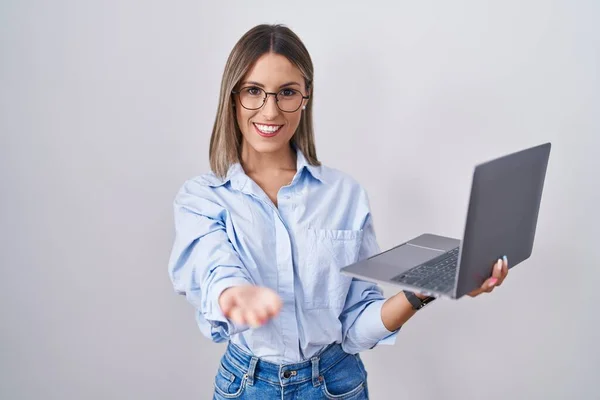 Young Woman Working Using Computer Laptop Smiling Cheerful Offering Palm — Stock Photo, Image