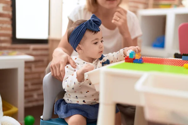 Liebenswertes Kleinkind Spielt Kindergarten Mit Plastikbausteinen Tisch — Stockfoto
