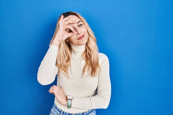 Young Caucasian Woman Standing Blue Background Doing Gesture Hand Smiling — Foto Stock