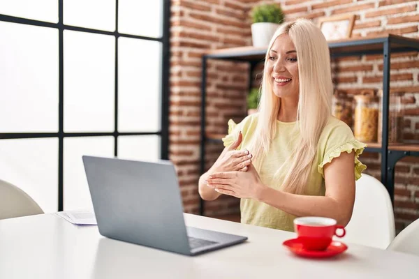 Young Blonde Woman Having Video Call Using Deaf Language Home — Stock Photo, Image