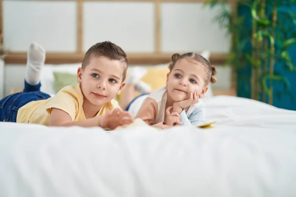 Two Kids Reading Story Book Lying Bed Bedroom — Fotografia de Stock