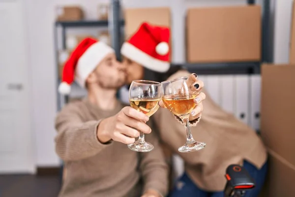 男性と女性のEコマースビジネス労働者身に着けているクリスマスの帽子トーストとともにシャンパンとともにオフィス — ストック写真