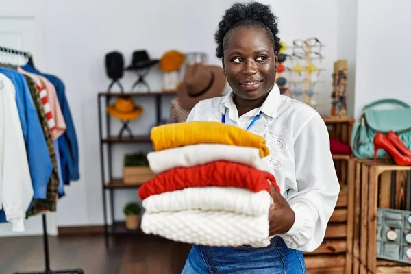 Young African American Woman Shopkeeper Smiling Confident Holding Folded Clothes — Φωτογραφία Αρχείου